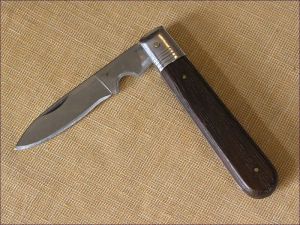 800px-Pocket-knife